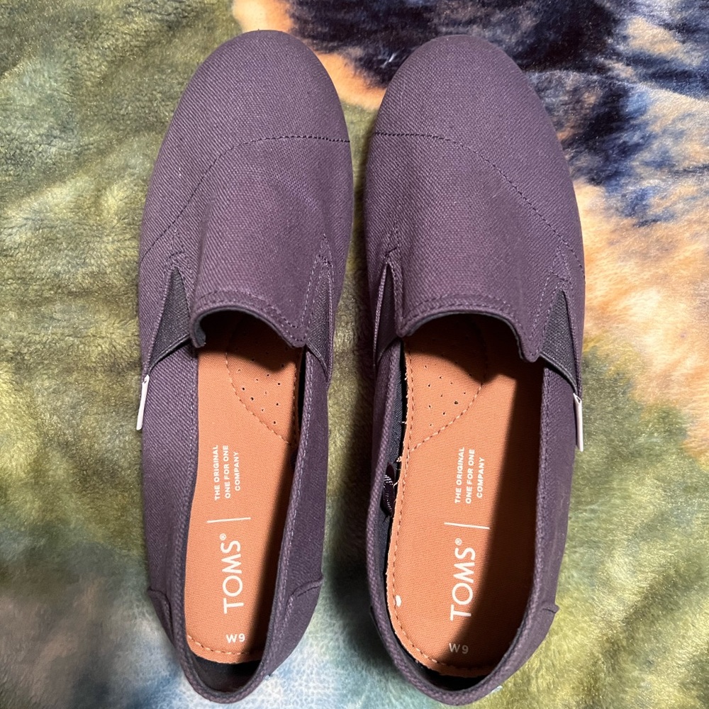 NWT- Navy BluE TOMS
